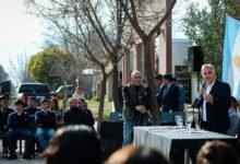 Imagen del gobernador Martín Llaryora firmando el llamado a licitación para la construcción del anexo universitario en Villa Huidobro.