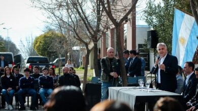 Imagen del gobernador Martín Llaryora firmando el llamado a licitación para la construcción del anexo universitario en Villa Huidobro.