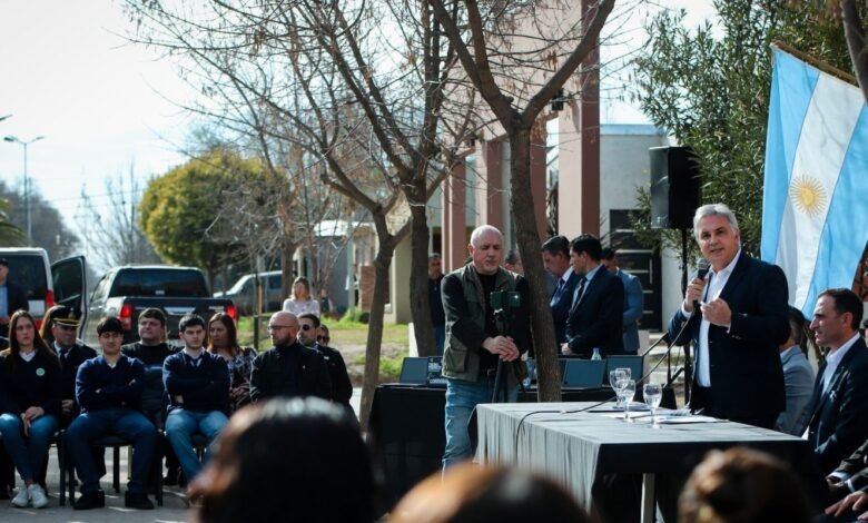 Imagen del gobernador Martín Llaryora firmando el llamado a licitación para la construcción del anexo universitario en Villa Huidobro.