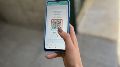 Imagen de una persona utilizando una aplicación móvil para acceder a servicios de salud
