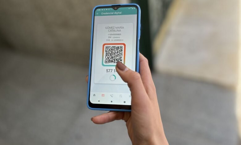 Imagen de una persona utilizando una aplicación móvil para acceder a servicios de salud