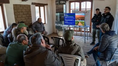 Guardaparques en capacitación para combate de incendios forestales