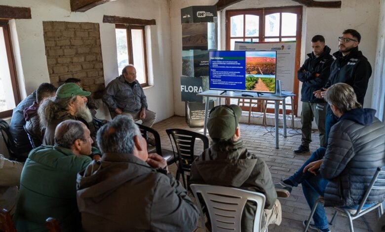 Guardaparques en capacitación para combate de incendios forestales