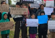Niños bebiendo leche en un dispensario