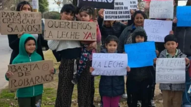 Niños bebiendo leche en un dispensario