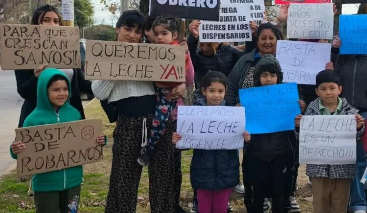 Niños bebiendo leche en un dispensario