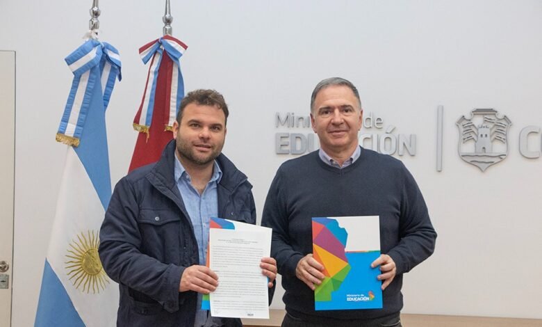 Firma del convenio entre el Ministerio de Educación y la Municipalidad de Serrano