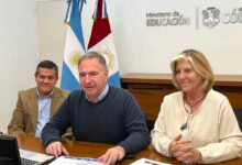 Imagen de una escuela en Córdoba, con estudiantes y maestros trabajando juntos.