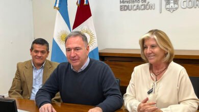 Imagen de una escuela en Córdoba, con estudiantes y maestros trabajando juntos.