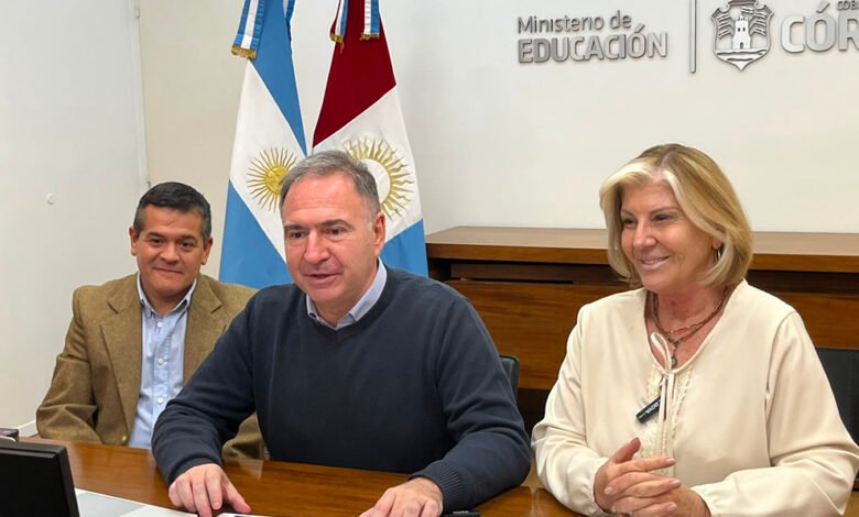 Imagen de una escuela en Córdoba, con estudiantes y maestros trabajando juntos.