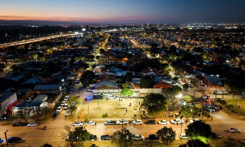 Imagen de la plaza de barrio industrial oeste con la nueva iluminación LED