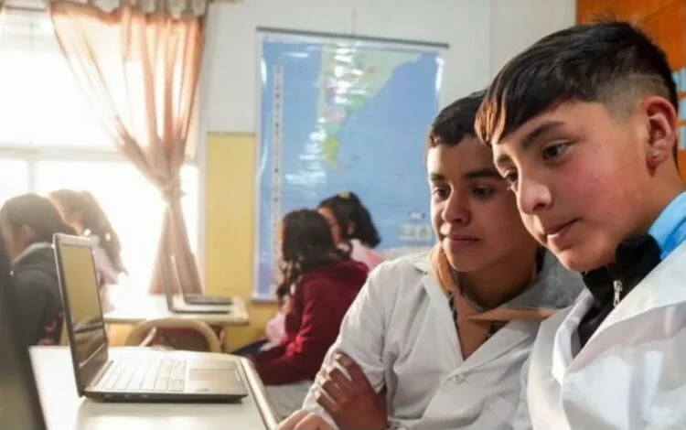 Estudiantes de Córdoba trabajando en un proyecto de matemática con tecnología
