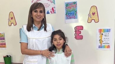 Imagen de Andrea y su docente trabajando en el proyecto de hidroponía en la escuela rural Pío Zárate