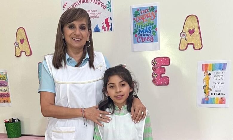 Imagen de Andrea y su docente trabajando en el proyecto de hidroponía en la escuela rural Pío Zárate