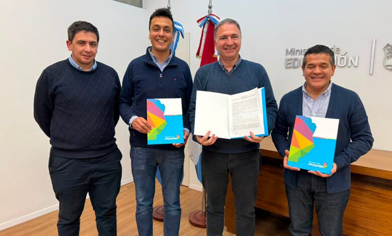 Firma del convenio de colaboración entre el Ministerio de Educación y la Municipalidad de Santa Catalina