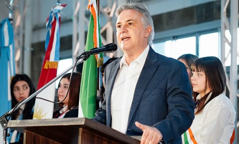 Imagen de la inauguración del IPET N° 386 con autoridades y comunidad educativa