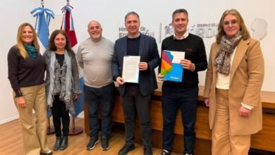Firma del convenio entre el Ministerio de Educación y la Fundación Akron