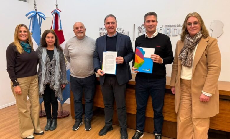 Firma del convenio entre el Ministerio de Educación y la Fundación Akron