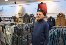 Pablo Gómez en su lugar de trabajo, sonriendo y con los brazos cruzados