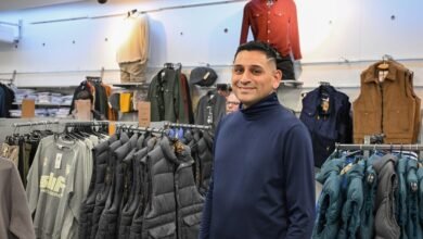 Pablo Gómez en su lugar de trabajo, sonriendo y con los brazos cruzados