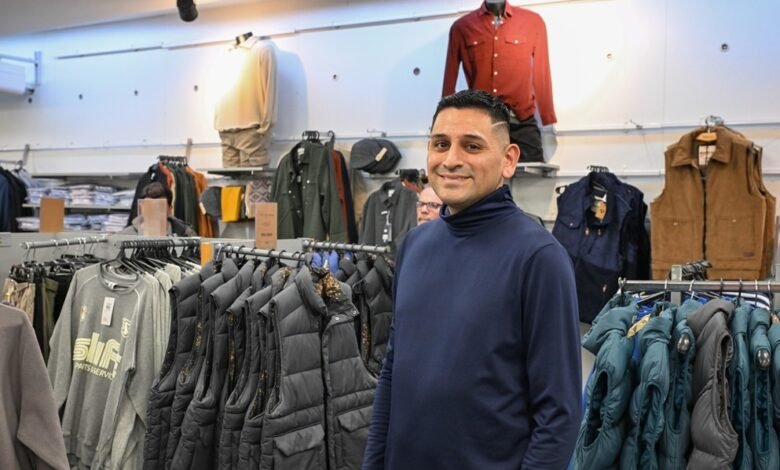 Pablo Gómez en su lugar de trabajo, sonriendo y con los brazos cruzados
