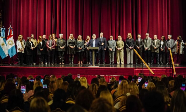 Imagen de estudiantes y docentes celebrando los resultados de las Pruebas Aprender 2025