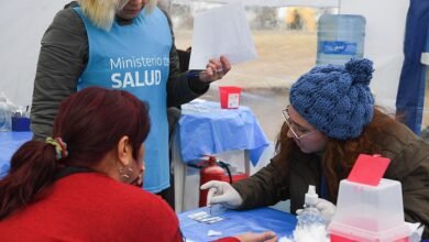 Imagen de personas recibiendo testeos de hepatitis en un centro de salud