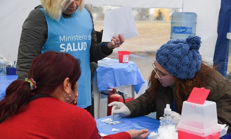 Imagen de personas recibiendo testeos de hepatitis en un centro de salud