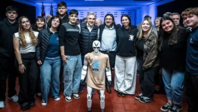 Llaryora en la UTN con el robot humanoide
