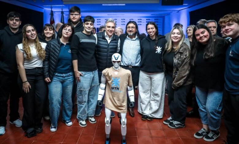 Llaryora en la UTN con el robot humanoide