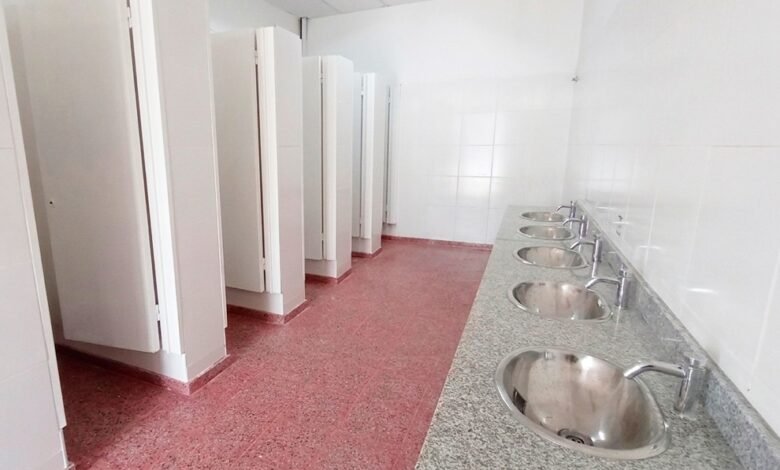 Imagen de la fachada renovada de la Escuela Cadetes de la Fuerza Aérea Argentina