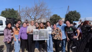 Familias de Los Fresnos recibiendo apoyo para la escrituración de sus viviendas