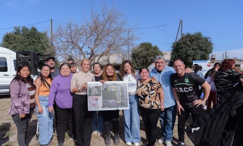 Familias de Los Fresnos recibiendo apoyo para la escrituración de sus viviendas