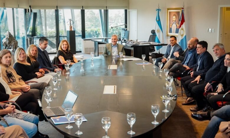 Reunión del gobernador con representantes de salas cinematográficas