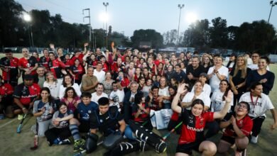 Jugadores de Hockey ID en acción, con la bandera de Argentina
