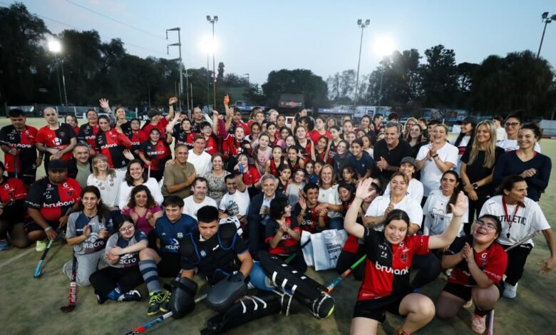 Jugadores de Hockey ID en acción, con la bandera de Argentina