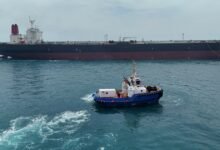 Petrolero en llamas en el estrecho de Ormuz