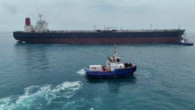 Petrolero en llamas en el estrecho de Ormuz