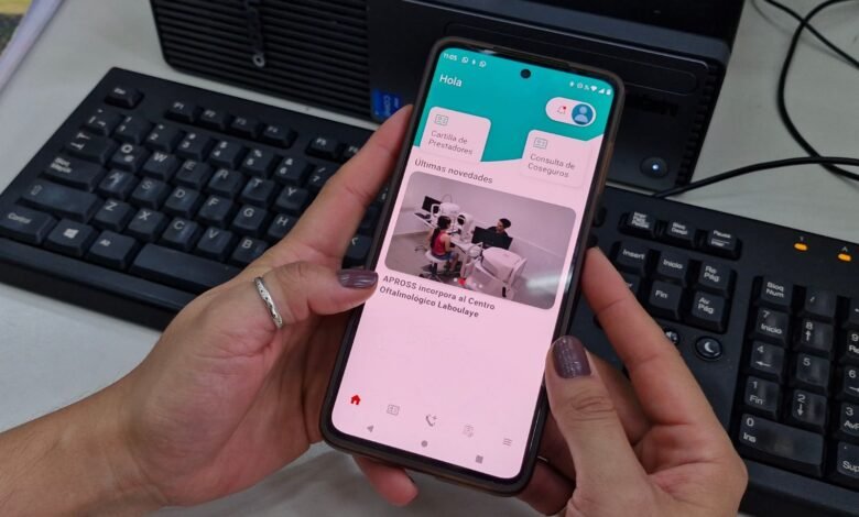Imagen de la aplicación móvil APROSS en un teléfono inteligente