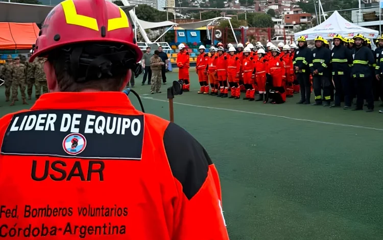 Bomberos en acción durante un incendio en Córdoba
