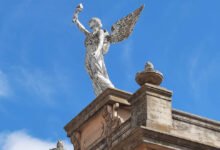 Imagen de un cementerio histórico en Córdoba, con lápidas y monumentos que narran la historia de la provincia.