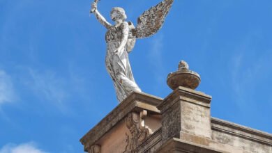 Imagen de un cementerio histórico en Córdoba, con lápidas y monumentos que narran la historia de la provincia.