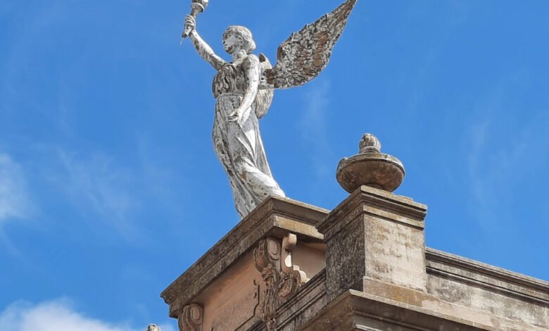 Imagen de un cementerio histórico en Córdoba, con lápidas y monumentos que narran la historia de la provincia.