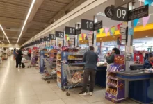 Bolsas de papel reciclado en un supermercado