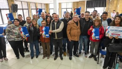 Ministro Gustavo Brandán entregando escrituras en Cruz del Eje