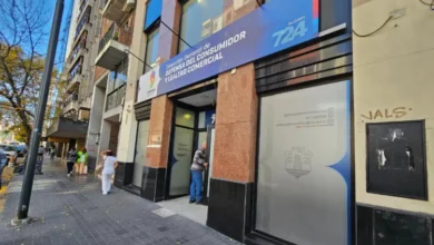 Imagen de una persona utilizando un teléfono móvil para realizar operaciones bancarias, con un fondo que sugiere seguridad digital.