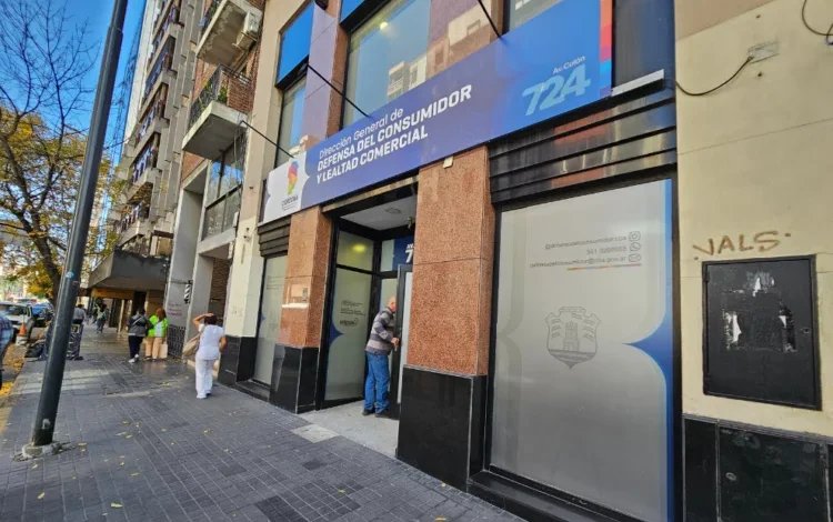 Imagen de una persona utilizando un teléfono móvil para realizar operaciones bancarias, con un fondo que sugiere seguridad digital.