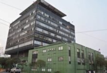Imagen de un técnico de Epec trabajando en una torre de alta tensión