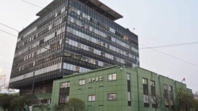 Imagen de un técnico de Epec trabajando en una torre de alta tensión