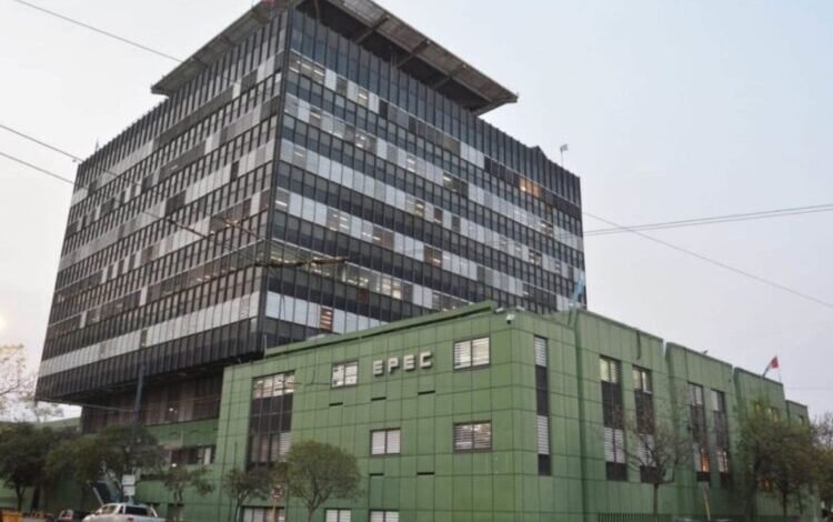 Imagen de un técnico de Epec trabajando en una torre de alta tensión